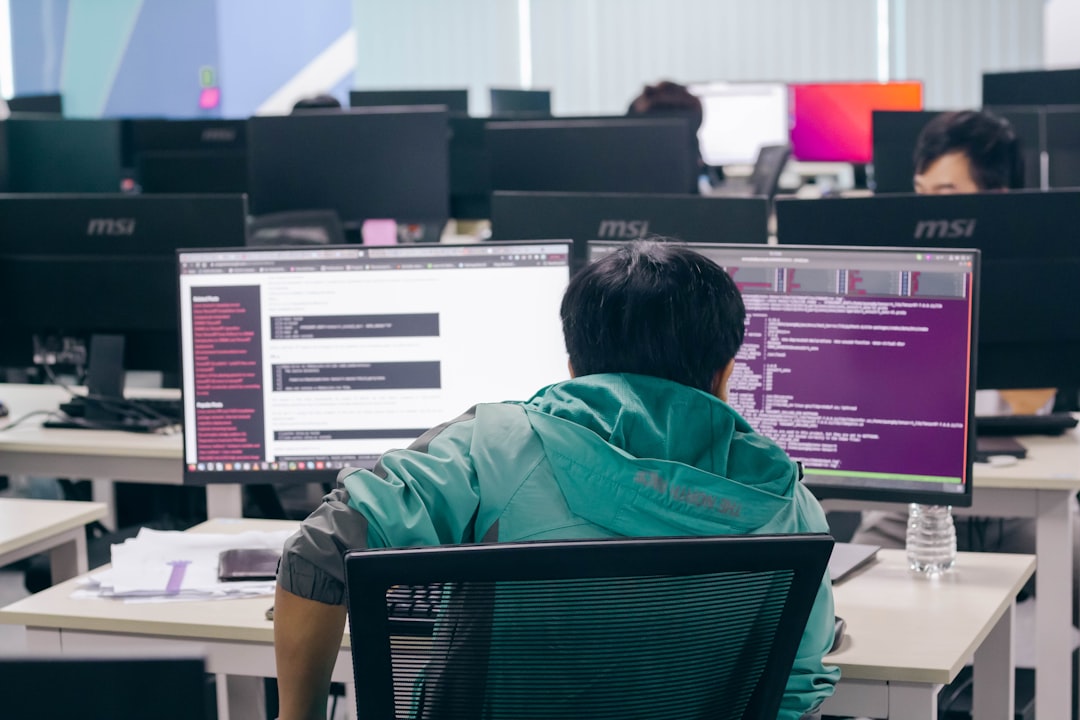 Logiciel sur-mesure vs Solution standard : Lequel choisir pour votre croissance ?